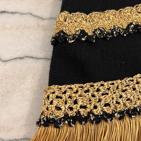 Vintage Austrian Black & Gold Shawl with Pattern and Fringe 100% virgin wool - Picture 4 of 16